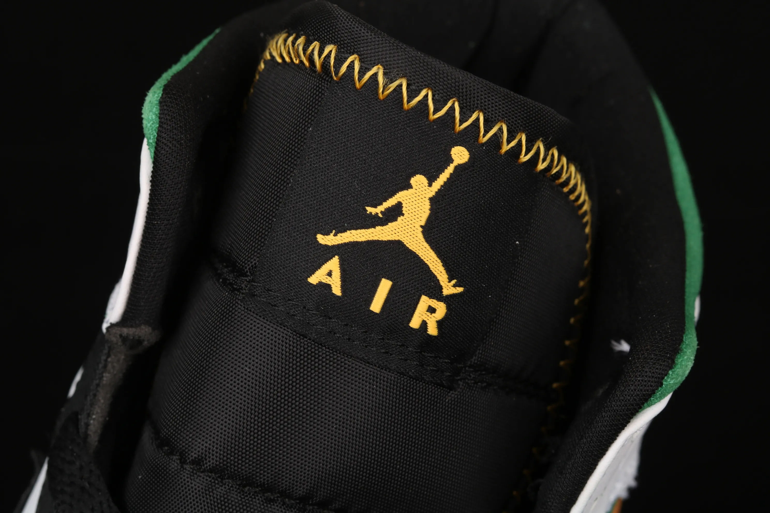 All categories Air Jordan Jordan series basketball shoes Air Jordan 1 Mid Air Jordan 1 Mid AJ1 Joe 1 mid-top gold medal color matching 852542-101